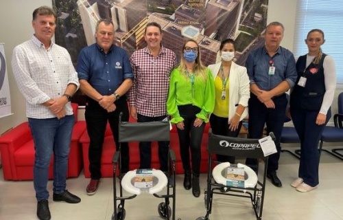 Copapel faz a doao de cadeiras para o Hospital Regional