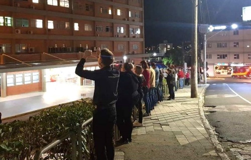 Fiis fazem oraes em torno do Hospital Regional Alto Vale de Rio do Sul