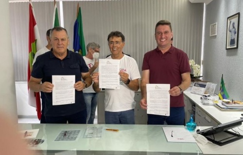 Fusavi e Renal Vida recebem escritura do antigo Hospital Cruzeiro